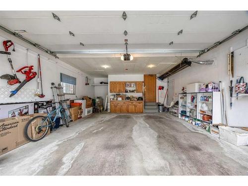 40 Edgepark Way Nw, Calgary, AB - Indoor Photo Showing Garage