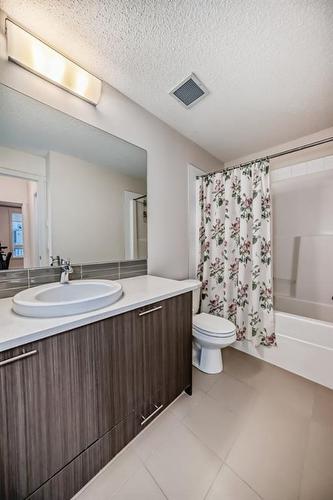 1201-175 Silverado Boulevard Sw, Calgary, AB - Indoor Photo Showing Bathroom