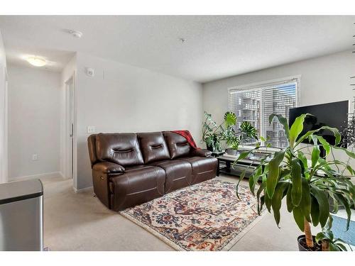 3324-4641 128 Avenue Ne, Calgary, AB - Indoor Photo Showing Living Room