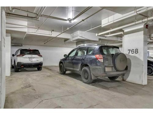 3324-4641 128 Avenue Ne, Calgary, AB - Indoor Photo Showing Garage