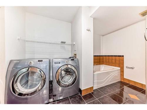 102-1530 16 Avenue Sw, Calgary, AB - Indoor Photo Showing Laundry Room