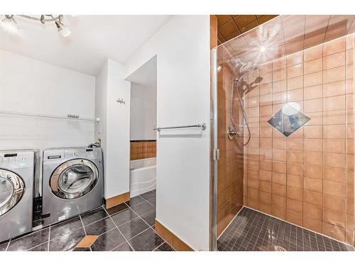 102-1530 16 Avenue Sw, Calgary, AB - Indoor Photo Showing Laundry Room