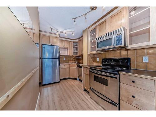 102-1530 16 Avenue Sw, Calgary, AB - Indoor Photo Showing Kitchen