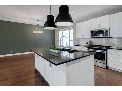 1734 25 Avenue Sw, Calgary, AB - Indoor Photo Showing Kitchen With Upgraded Kitchen