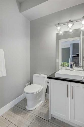 1734 25 Avenue Sw, Calgary, AB - Indoor Photo Showing Bathroom