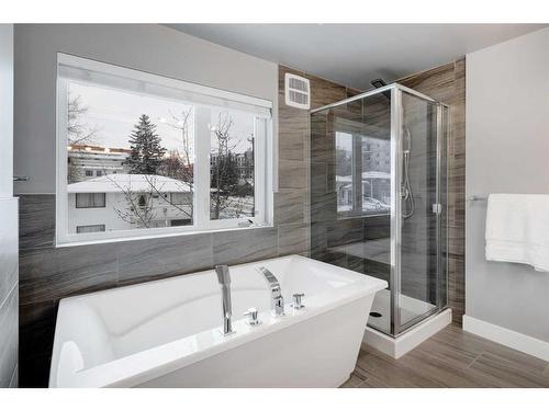 1734 25 Avenue Sw, Calgary, AB - Indoor Photo Showing Bathroom