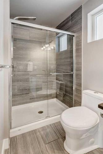 1734 25 Avenue Sw, Calgary, AB - Indoor Photo Showing Bathroom