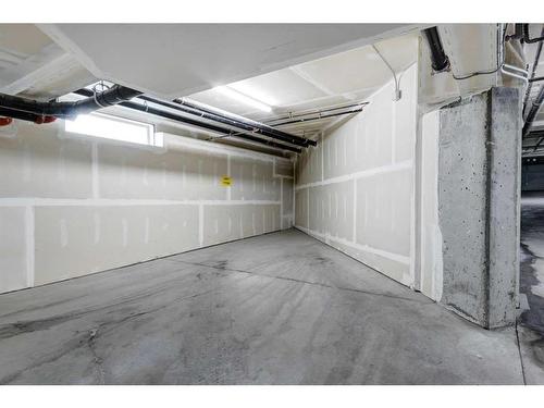 1734 25 Avenue Sw, Calgary, AB - Indoor Photo Showing Garage