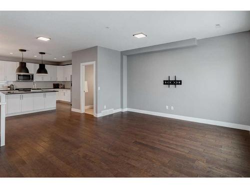 1734 25 Avenue Sw, Calgary, AB - Indoor Photo Showing Kitchen