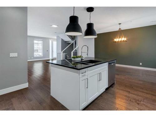 1734 25 Avenue Sw, Calgary, AB - Indoor Photo Showing Kitchen