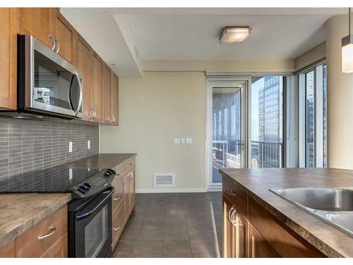 2607-211 13 Avenue Se, Calgary, AB - Indoor Photo Showing Kitchen