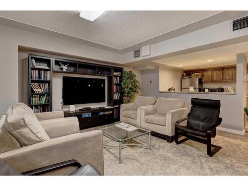 705-9800 Horton Road Sw, Calgary, AB - Indoor Photo Showing Living Room