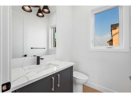 1516 22 Avenue Sw, Calgary, AB - Indoor Photo Showing Bathroom