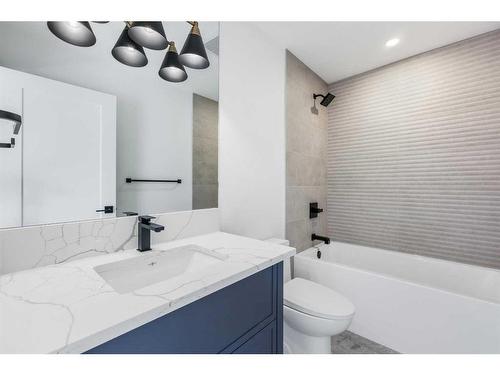 1516 22 Avenue Sw, Calgary, AB - Indoor Photo Showing Bathroom