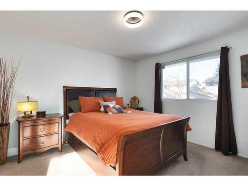 16 Cedardale Rise Sw, Calgary, AB - Indoor Photo Showing Bedroom