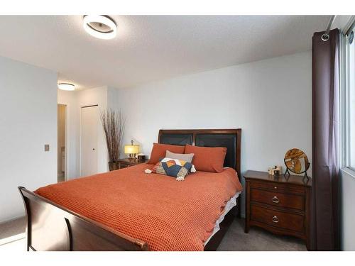 16 Cedardale Rise Sw, Calgary, AB - Indoor Photo Showing Bedroom