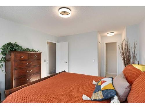 16 Cedardale Rise Sw, Calgary, AB - Indoor Photo Showing Bedroom