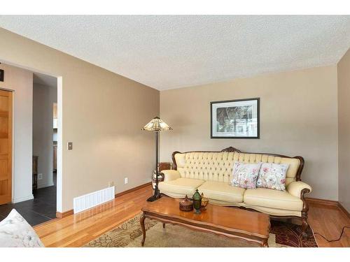 16 Cedardale Rise Sw, Calgary, AB - Indoor Photo Showing Living Room