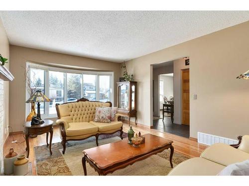 16 Cedardale Rise Sw, Calgary, AB - Indoor Photo Showing Living Room