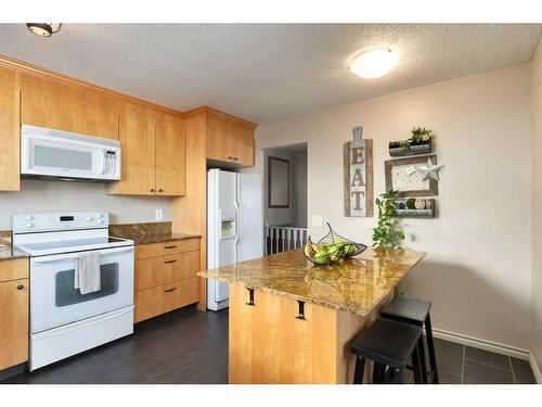 16 Cedardale Rise Sw, Calgary, AB - Indoor Photo Showing Kitchen