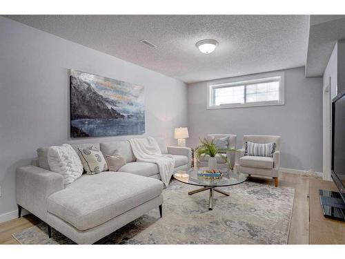 80 Chaparral Ridge Circle Se, Calgary, AB - Indoor Photo Showing Living Room