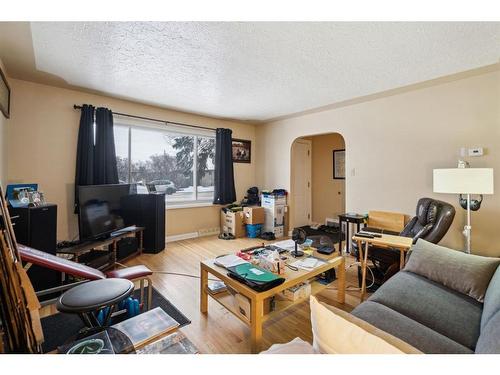 1511 Child Avenue Ne, Calgary, AB - Indoor Photo Showing Living Room