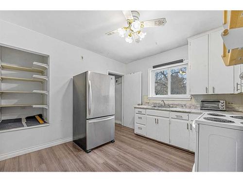 2232 1 Avenue Nw, Calgary, AB - Indoor Photo Showing Kitchen