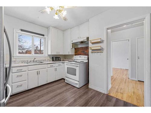 2232 1 Avenue Nw, Calgary, AB - Indoor Photo Showing Kitchen