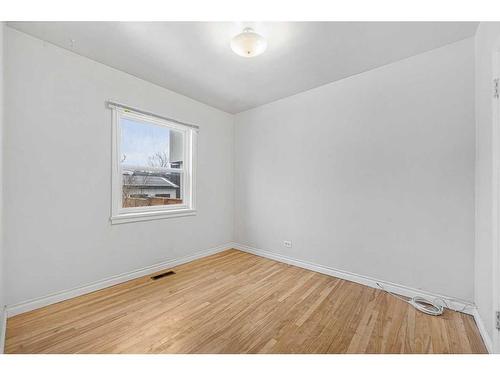 2232 1 Avenue Nw, Calgary, AB - Indoor Photo Showing Other Room