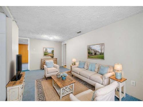 2232 1 Avenue Nw, Calgary, AB - Indoor Photo Showing Living Room