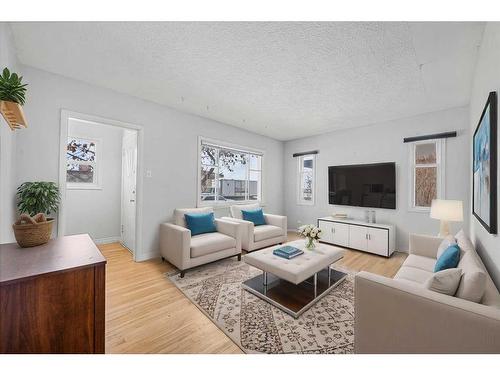 2232 1 Avenue Nw, Calgary, AB - Indoor Photo Showing Living Room