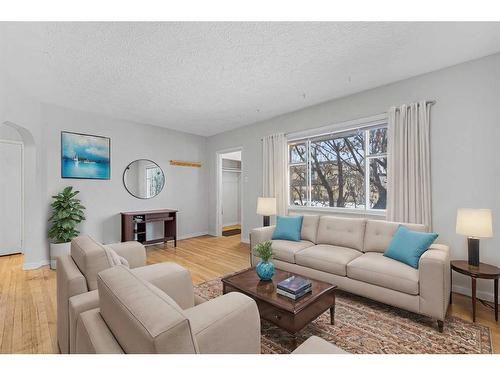 2232 1 Avenue Nw, Calgary, AB - Indoor Photo Showing Living Room