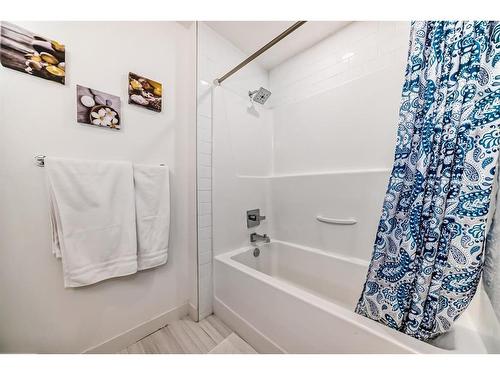 103-1632 20 Avenue Nw, Calgary, AB - Indoor Photo Showing Bathroom