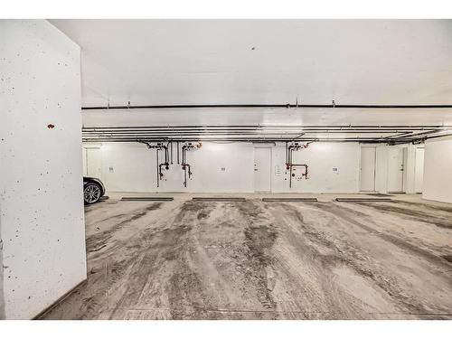 103-1632 20 Avenue Nw, Calgary, AB - Indoor Photo Showing Garage