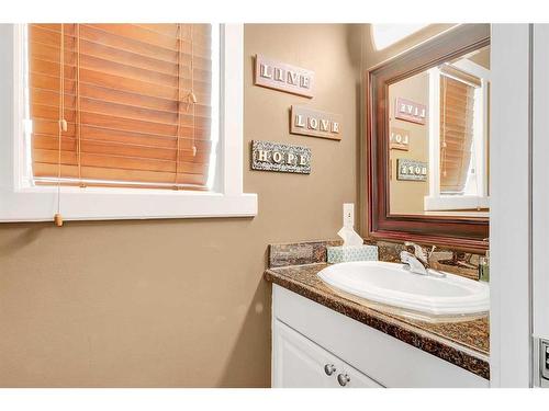 94 Everridge Court Sw, Calgary, AB - Indoor Photo Showing Bathroom