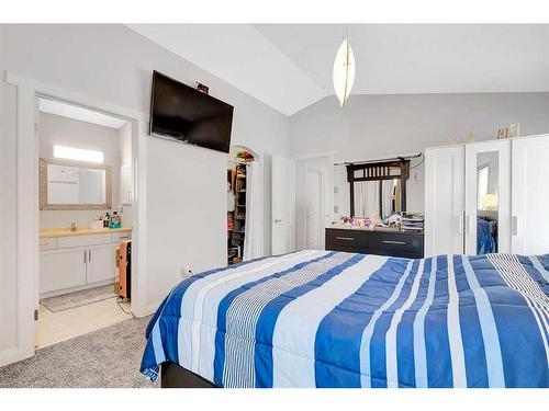 94 Everridge Court Sw, Calgary, AB - Indoor Photo Showing Bedroom