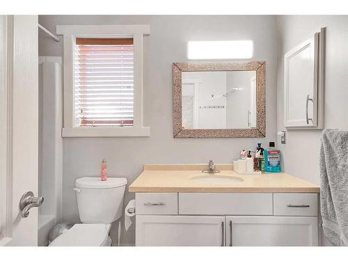 94 Everridge Court Sw, Calgary, AB - Indoor Photo Showing Bathroom