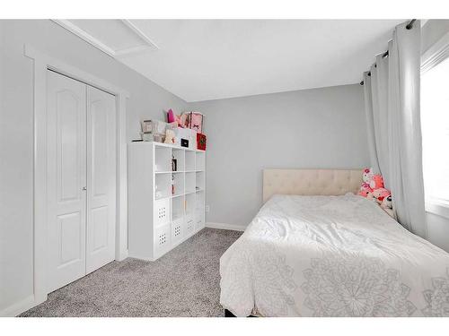 94 Everridge Court Sw, Calgary, AB - Indoor Photo Showing Bedroom