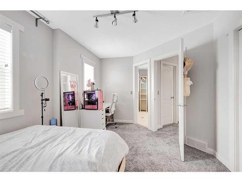 94 Everridge Court Sw, Calgary, AB - Indoor Photo Showing Bedroom