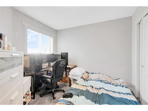 94 Everridge Court Sw, Calgary, AB - Indoor Photo Showing Bedroom