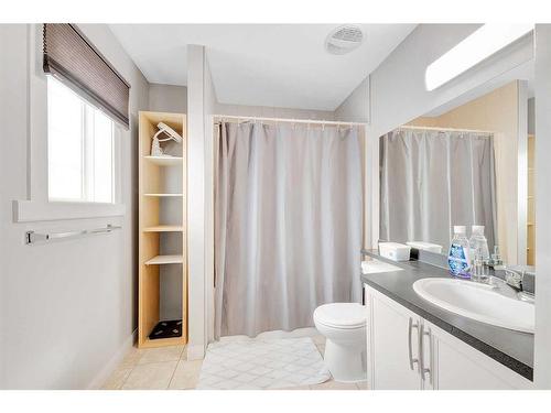 94 Everridge Court Sw, Calgary, AB - Indoor Photo Showing Bathroom