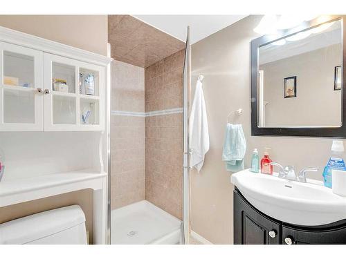 94 Everridge Court Sw, Calgary, AB - Indoor Photo Showing Bathroom