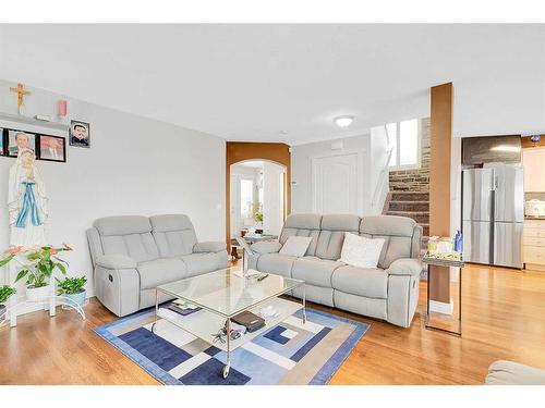 94 Everridge Court Sw, Calgary, AB - Indoor Photo Showing Living Room