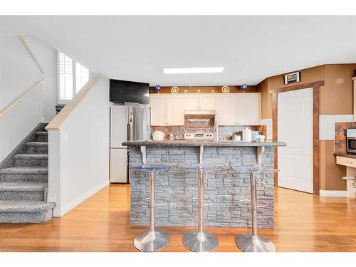 94 Everridge Court Sw, Calgary, AB - Indoor Photo Showing Kitchen