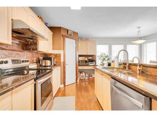 94 Everridge Court Sw, Calgary, AB - Indoor Photo Showing Kitchen With Stainless Steel Kitchen