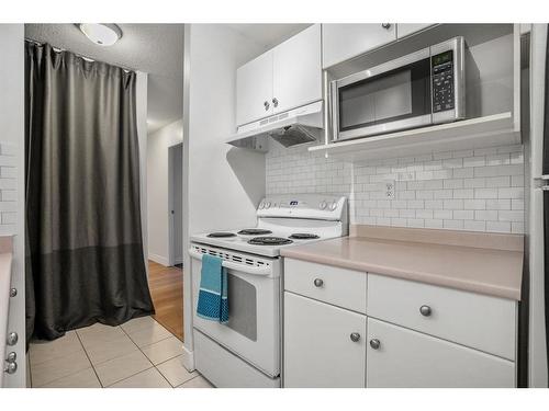 18B-80 Galbraith Drive Sw, Calgary, AB - Indoor Photo Showing Kitchen