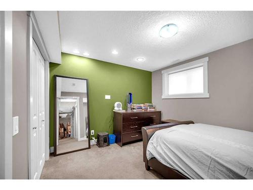 72 Sherwood Way Nw, Calgary, AB - Indoor Photo Showing Bedroom