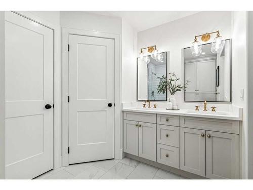 364 Prominence Heights Sw, Calgary, AB - Indoor Photo Showing Bathroom