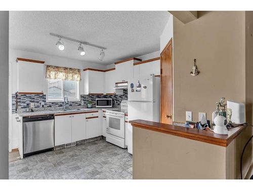 31 Martin Crossing Rise Ne, Calgary, AB - Indoor Photo Showing Kitchen