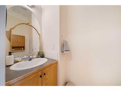 12 Royal Manor Nw, Calgary, AB - Indoor Photo Showing Bathroom